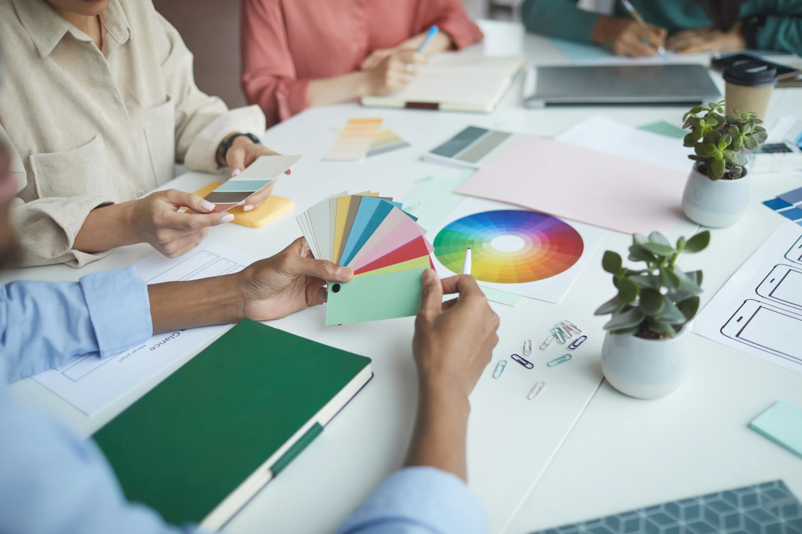 diseñadores examinando paletas de colores